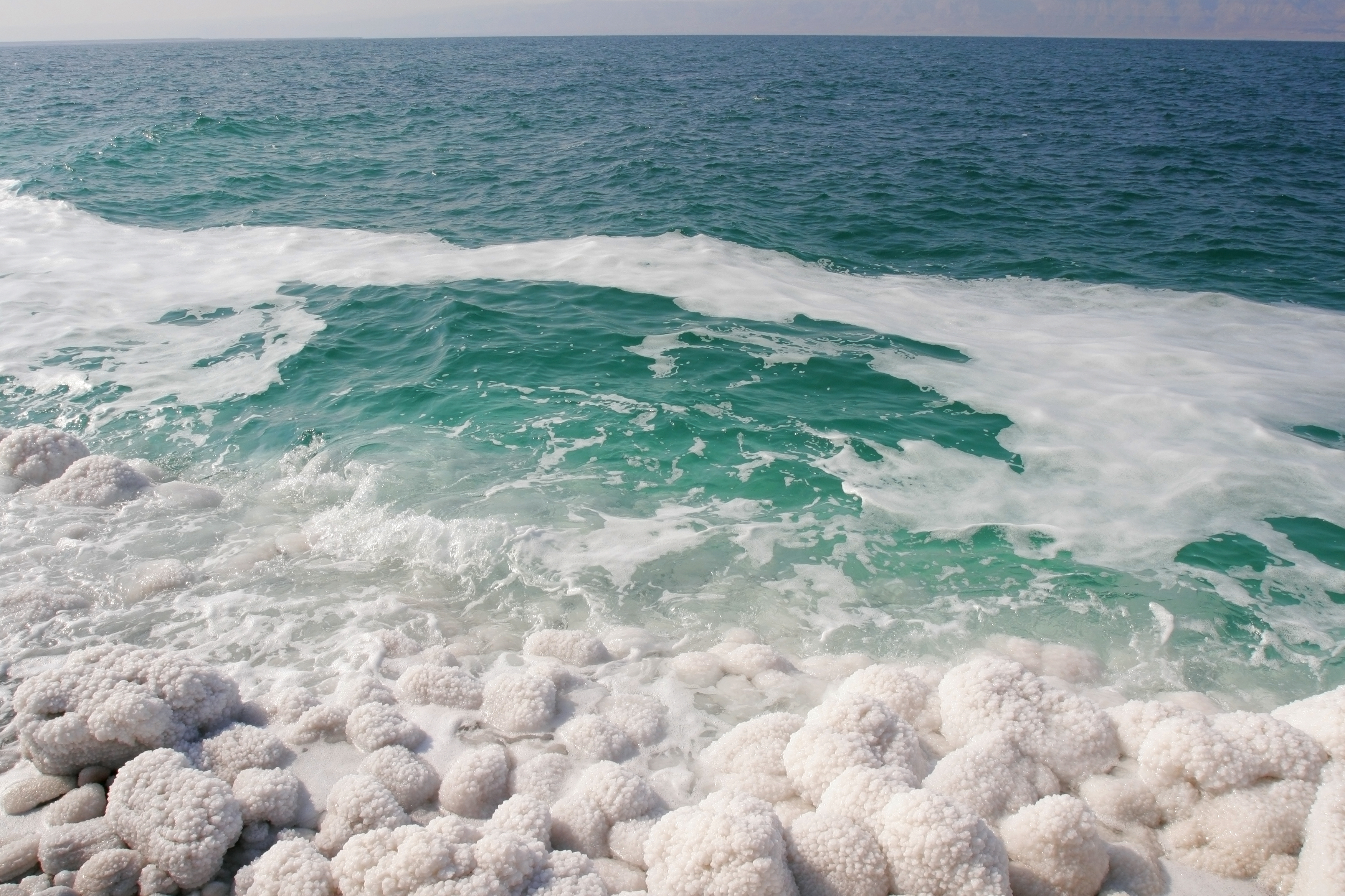 Соленая вода название. Соленое море. Соль в море. Мертвое море. Солевое море.